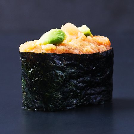 Salmon avocado tartare gunkan 2 pcs